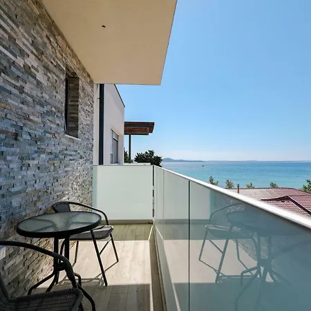 Sandy Beach Apartment *